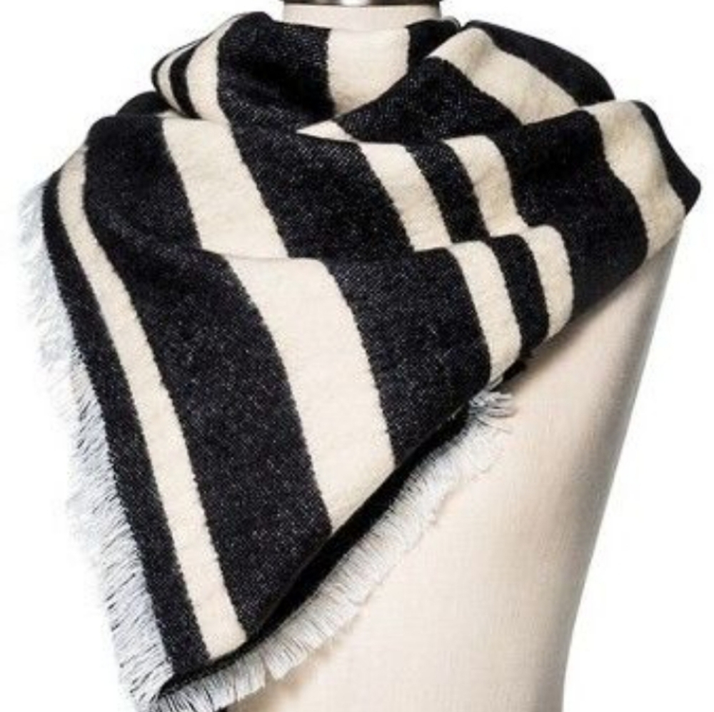 Black and white blanket scarf